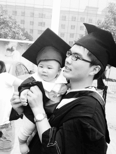 大学毕业生带半岁儿子参加毕业典礼遭围观(图)