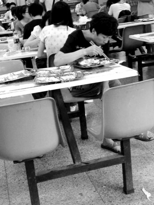 沈阳一高校学生宿舍禁带食物食堂挤得像春运(图)