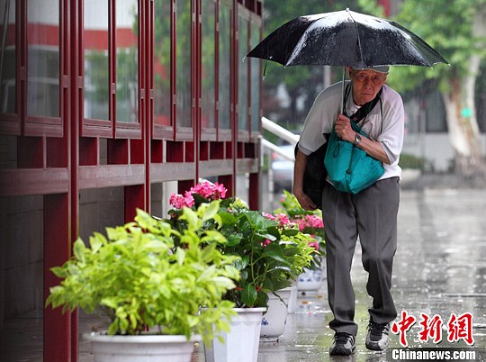 大雨挡不住84岁高考考生汪侠第13次参加高考