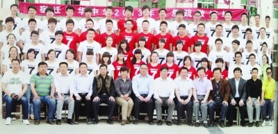 学校为节省时间将校领导PS到毕业照引学生不满