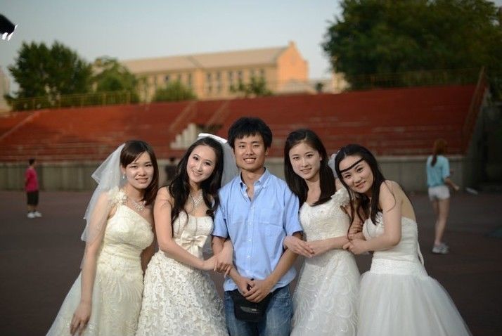 ����ѧҵ������˶ʿ����λǰŮ�Ѻ��ձ�ҵ�գ�ͼ��