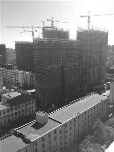 东北林业大学200寝室被挡光千余学生住“潮房”