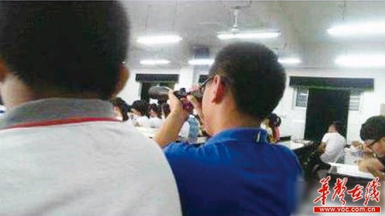 高校前排座位太抢手大一新生带望远镜上课(图)