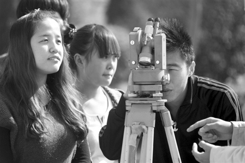 技校办“大学生回炉班”授实用就业技术