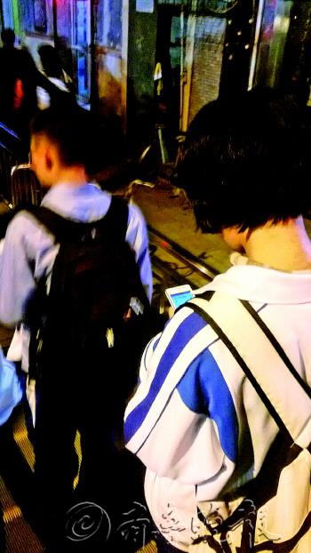 手机几成中学生必备品男生手机被没收脚踹老师