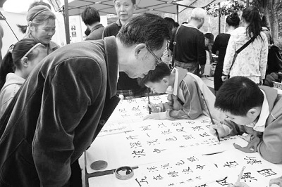 武汉一小学持续17年组织学生练书法(图)