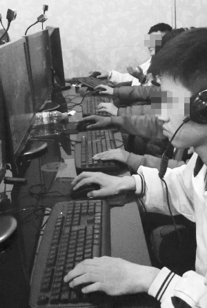 网吧容留中小学生上网记者暗访被老板纠缠(图)