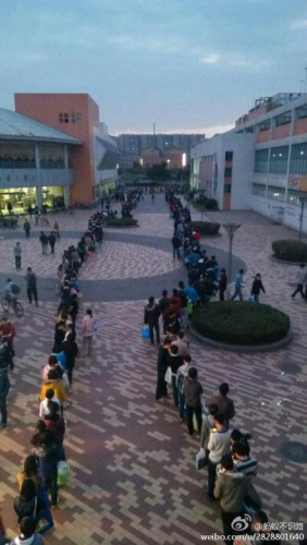 四川大学洗澡男女两列排两小时调侃聊天成情侣