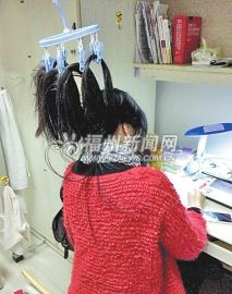 女生温书被舍友抓拍发微博“头悬梁”引围观(图)