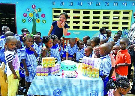 重庆女孩不顾家人反对自费赴非支教宣传火锅