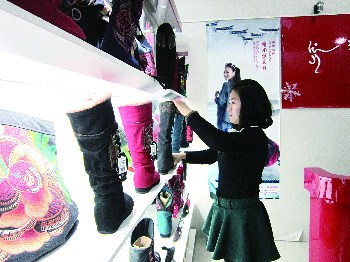 24��Ů�Ӷ��Դ�ҵ��ѧ��ҵ������ʱ���廨Ь��ͼ��