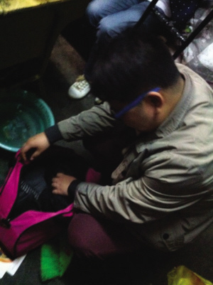 男生每周背室友脏衣服回家洗网友:女友不如室友