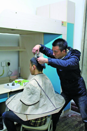 男生在寝室免费帮人理发2年子弹头菠萝头难不倒