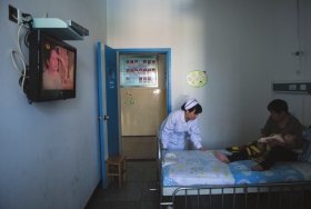 花季少女产下女婴后悄然离开护士当“临时妈妈”