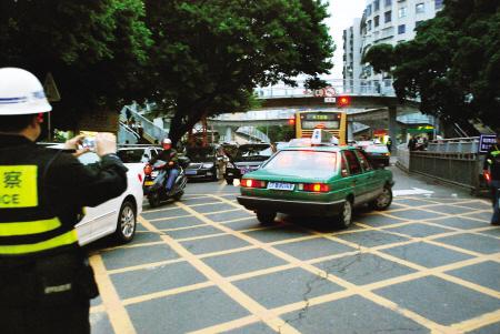 ��³ľ��������ѧУ�ܱ�100���ڽ�ֹ����ͣ��