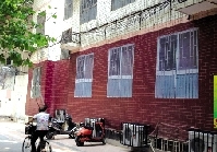 郑州一小学防盗窗是画的校方称是装饰艺术(图)