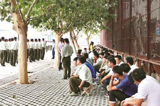 武汉一高校三千新生军训两百余人病休(图)