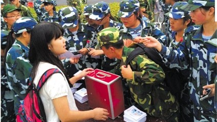 浙江财经大学志愿者回收军训服捐助公益(图)