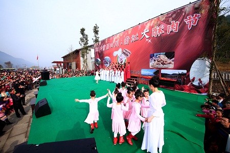 小学生寒冬光膀跳舞庆节回应称时间紧准备匆忙(图)