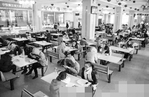河南师大自习室紧张学生“占领”食堂背“毛概”
