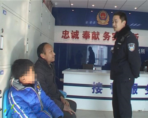 12岁男孩逃学2个月白天流浪晚上网吧过夜(图)