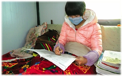 14岁女孩笑对急性髓系白血病化疗期间每天自学