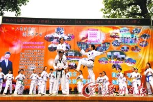 广州一小学校园文体活动丰富小学生课后学肚皮舞