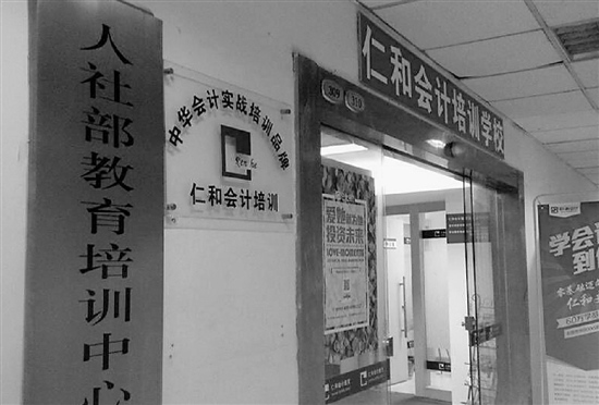 ����һ��ѵѧУ��ʦ��������ѧԱ��������ѧ