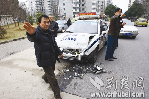 研究生留下遗书出走警车为此出警遭遇车祸图