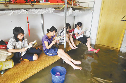 广西都安高三女生在被洪水浸泡的宿舍里备考(图)