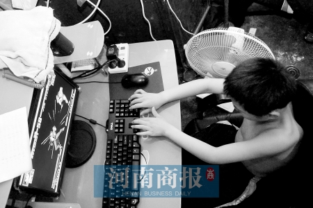 男孩被罚抄500遍记着戴红领巾躲网吧染瘾图