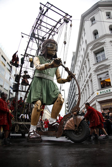 图:巨型提线木偶亮相柏林街头