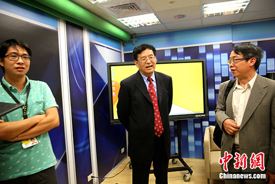 章新新(中)一行参访东森电视。 <a target='_blank' href='http://www.chinanews.com/'>中新社</a>记者 黄少华 摄 章新新(中)一行参访东森电视。 <a target='_blank' href='http://www.chinanews.com/'>中新社</a>记者 黄少华 摄