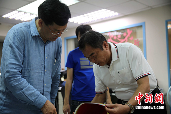 章新新(左)与《民众日报》董事长蔡云夤(右)交流。 <a target='_blank' href='http://www.chinanews.com/'>中新社</a>记者 黄少华 摄 章新新(左)与《民众日报》董事长蔡云夤(右)交流。 <a target='_blank' href='http://www.chinanews.com/'>中新社</a>记者 黄少华 摄
