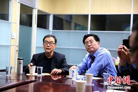 章新新(右)与联合报系社长项国宁(左)交流。 <a target='_blank' href='http://www.chinanews.com/'>中新社</a>记者 黄少华 摄 章新新(右)与联合报系社长项国宁(左)交流。 <a target='_blank' href='http://www.chinanews.com/'>中新社</a>记者 黄少华 摄