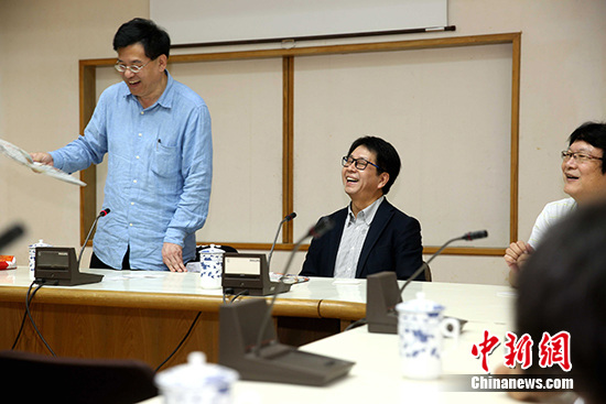 章新新(左)与《中华日报》社长胡鸿仁(中)、总经理庄曜华(右)等交流。 <a target='_blank' href='http://www.chinanews.com/'>中新社</a>记者 黄少华 摄 章新新(左)与《中华日报》社长胡鸿仁(中)、总经理庄曜华(右)等交流。 <a target='_blank' href='http://www.chinanews.com/'>中新社</a>记者 黄少华 摄
