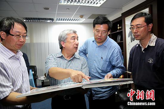 章新新(右2)与《台湾导报》社长林文雄(左2)交流.