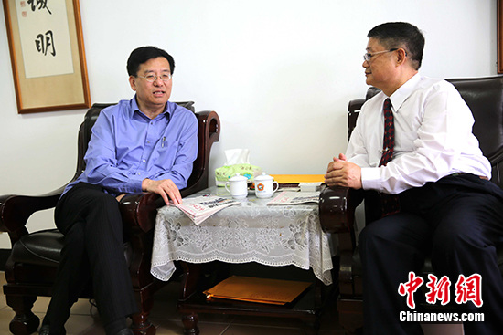 章新新(左)与《金门日报》社长吴世荣(右)交流。 <a target='_blank' href='http://www.chinanews.com/'>中新社</a>记者 黄少华 摄 章新新(左)与《金门日报》社长吴世荣(右)交流。 <a target='_blank' href='http://www.chinanews.com/'>中新社</a>记者 黄少华 摄