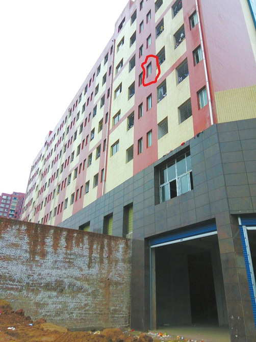 许某运坠亡的宿舍楼,红圈标注的地方便是其坠亡的厕所窗台。 许某运坠亡的宿舍楼,红圈标注的地方便是其坠亡的厕所窗台。