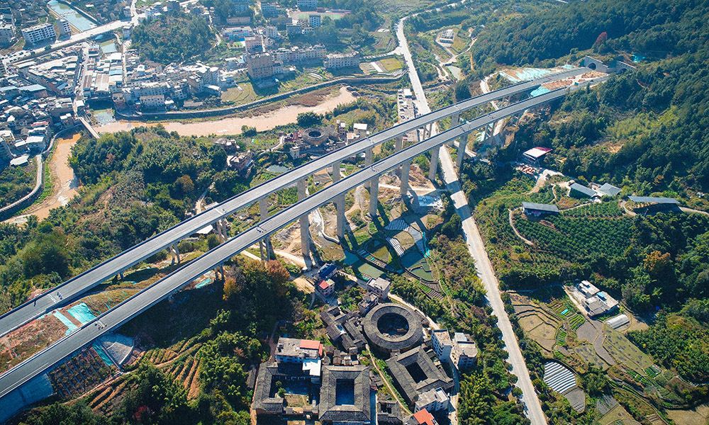 由建行福建省分行提供信贷支持、于2022年1月建成通车的福建龙岩靖永高速路段湖坑大桥。