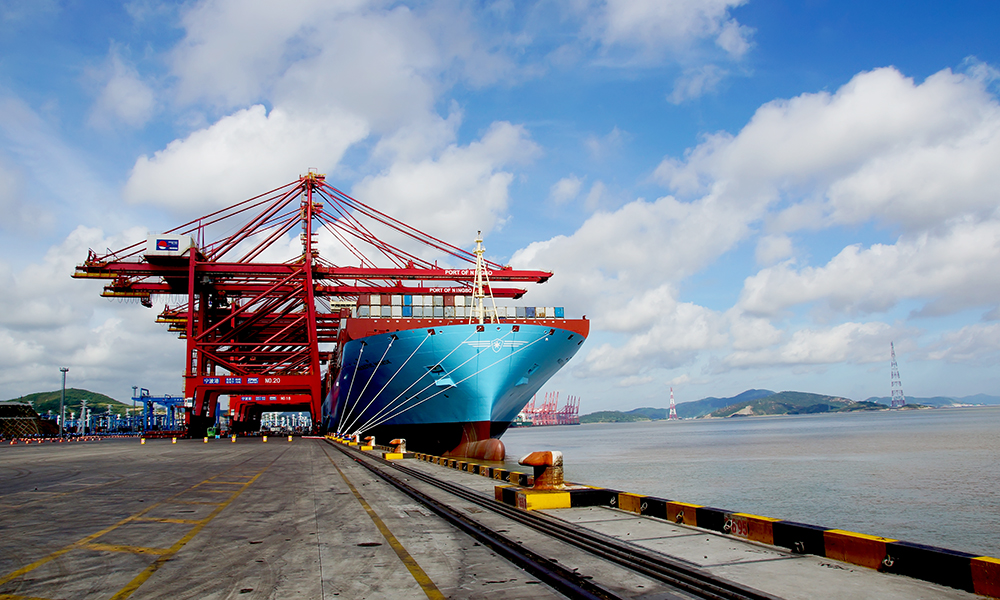 宁波市分行投放贷款上千亿元支持当地港口经济发展，支持宁波-舟山港资产重组做大做强。