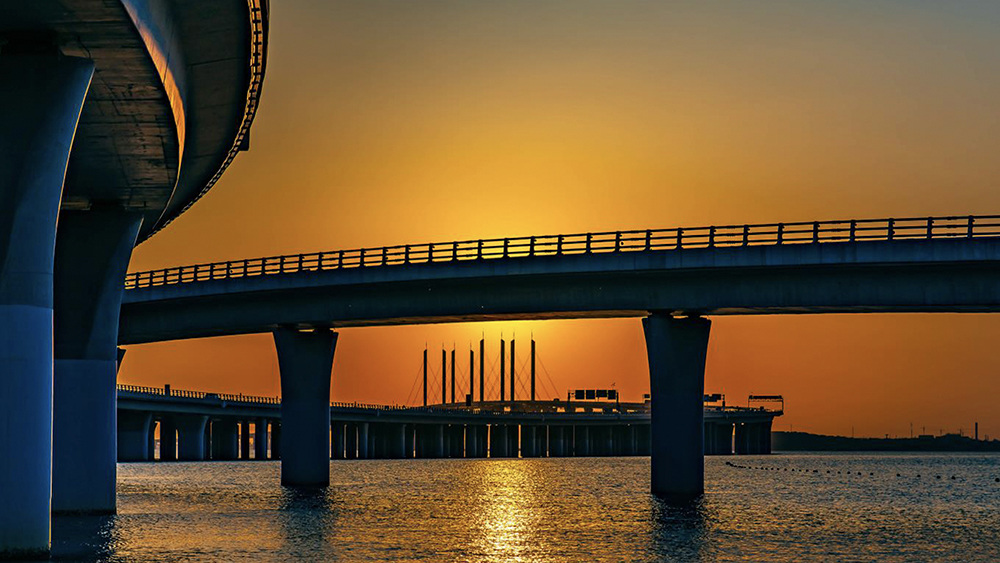 建设银行为青岛胶州湾跨海大桥办理综合授信40亿元，保证工程项目建设资金需求。
