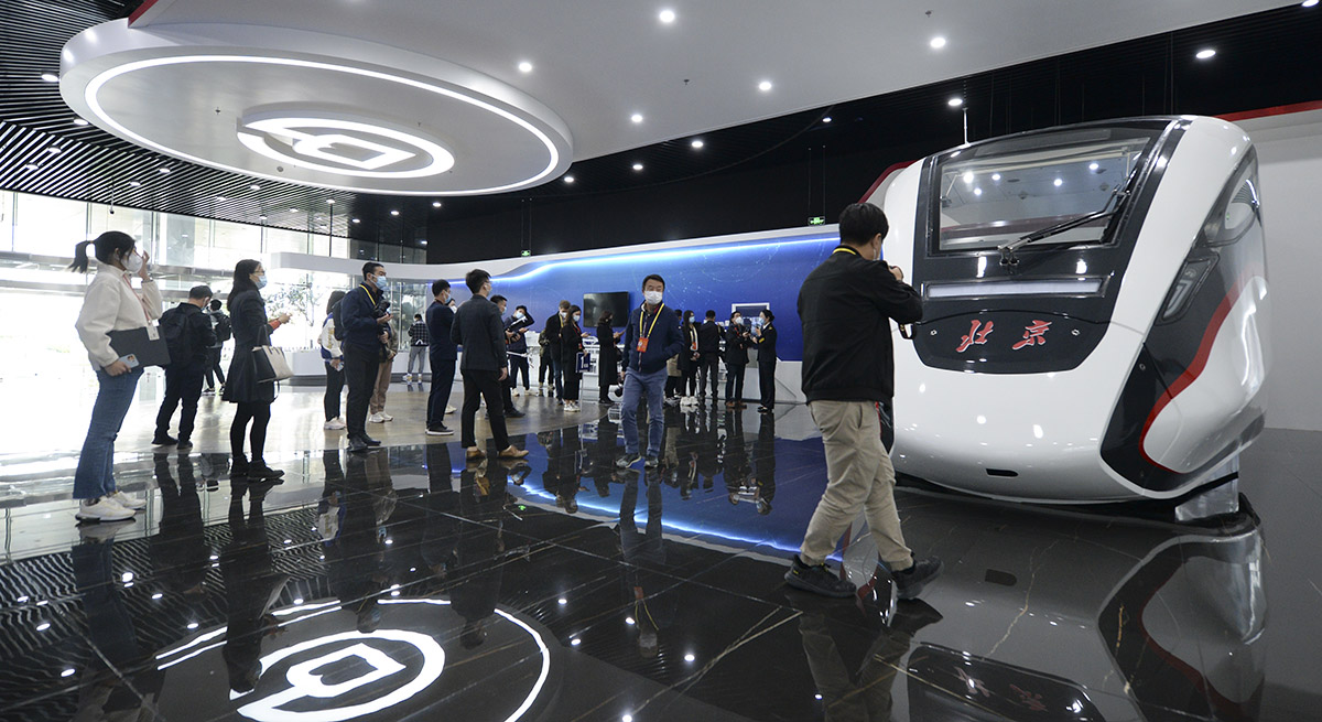 二十大新闻中心组织境内外记者参观采访 感受北京智慧交通