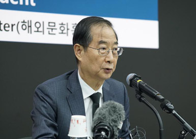 韩国总理韩德洙举行外国记者见面会