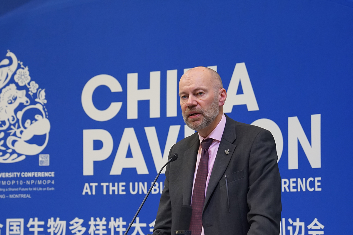 加拿大环境与气候变化部国际关系助理副部长斯蒂芬·德波尔在边会作主旨发言