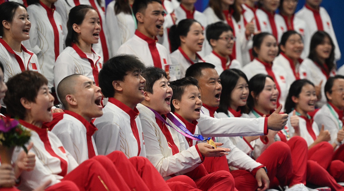 中国游泳队斩获56金 队员赛后庆祝