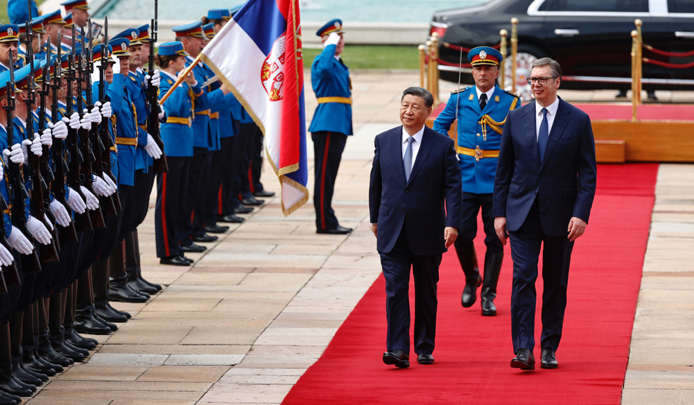 习近平出席塞尔维亚总统武契奇举行的欢迎仪式