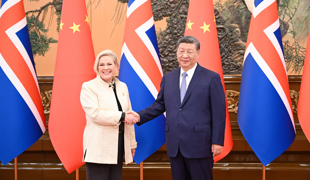 习近平会见冰岛总统托马斯多蒂尔