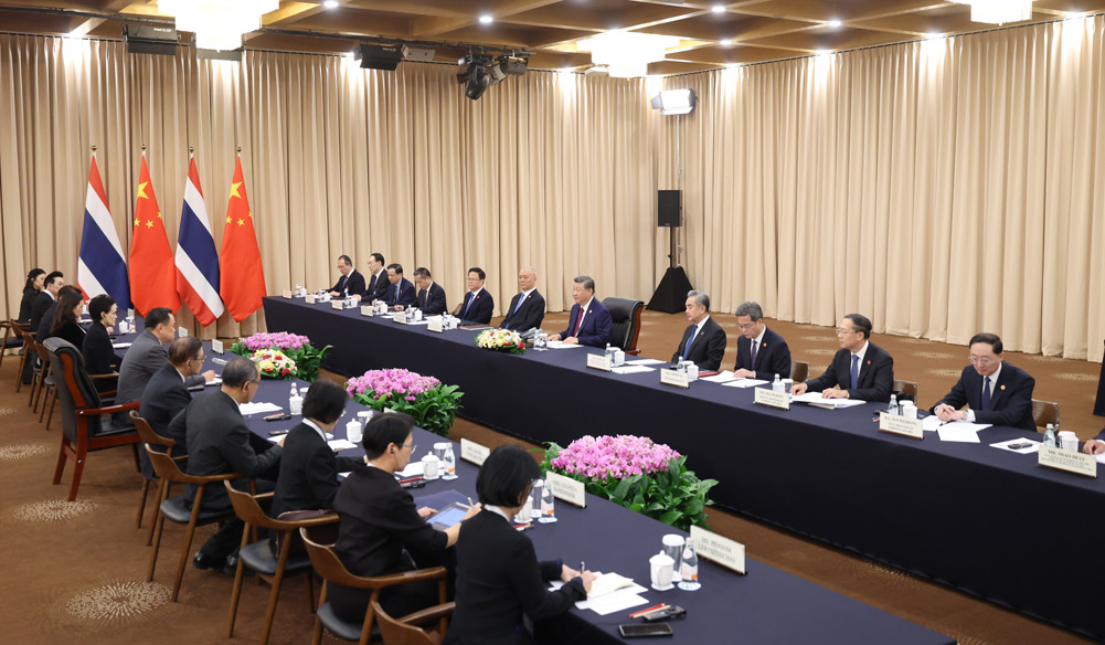 习近平会见泰国总理阿努廷