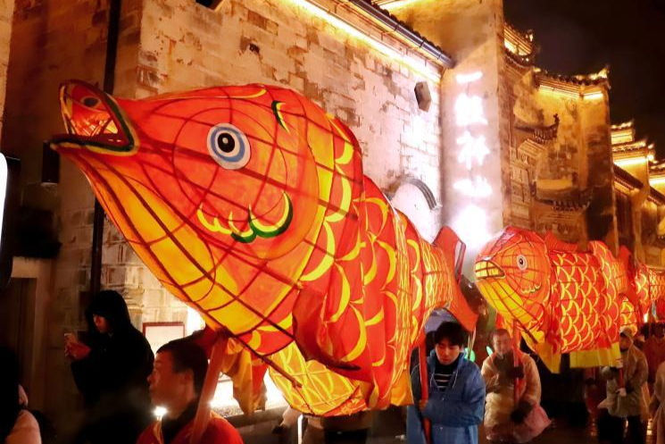 江西婺源：鱼灯游曳古城 民俗巡游迎新年